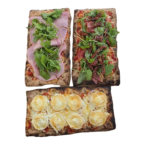 Trois pinsas : jambon et roquette, viande séchée, chèvre
