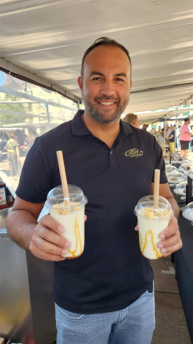 Alexandre souriant, un milkshake dans chaque main
