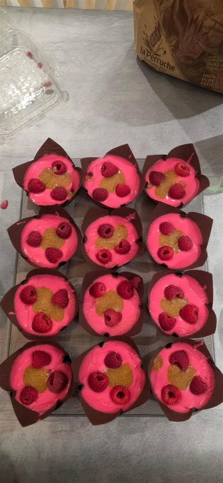 Cupcakes au glaçage rose et framboises pour Octobre rose