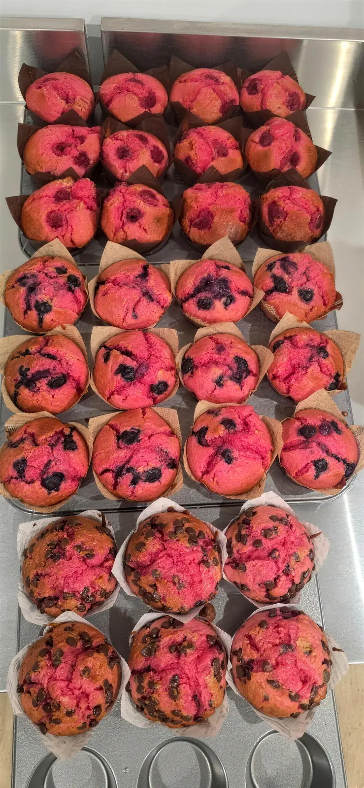 Muffins roses aux fruits rouges préparés pour Octobre rose