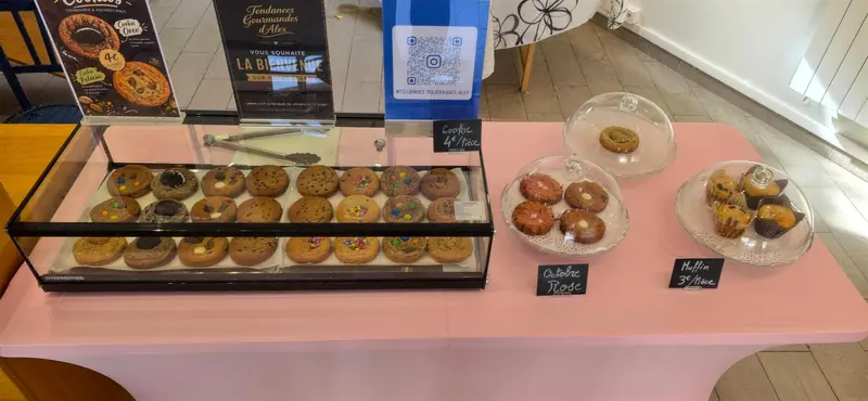 Table rose de cookies et muffins à la boutique éphémère