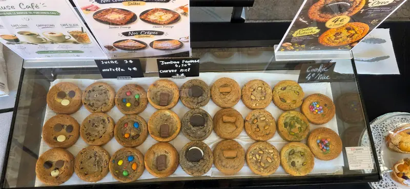 Vitrine remplie de cookies variés, avec la carte des cookies
